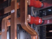 Bänder aus massiven Kupfer Montiert auf Elektrischen Isolatoren