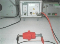Buchsenförmige Isolatoren Ω ISO e Ω COMPRHEX – Elektrische Tests und Prüfungen