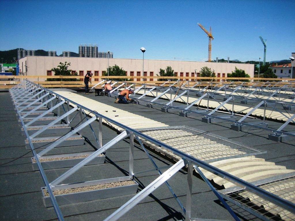 Befestigung Photovoltaikpaneelen auf Wellblechdächern
