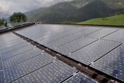 Photovoltaikpaneelen auf Wellblechdach befestigt mit Halterungen nach Entwurf