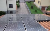 Solarpaneelen mit regulierbarer Halterung auf Schrägdach befestigt